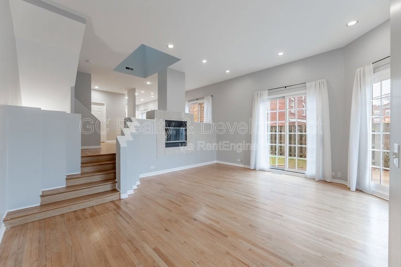 5424 S Ellis Ave #A - Photo 2 of 24