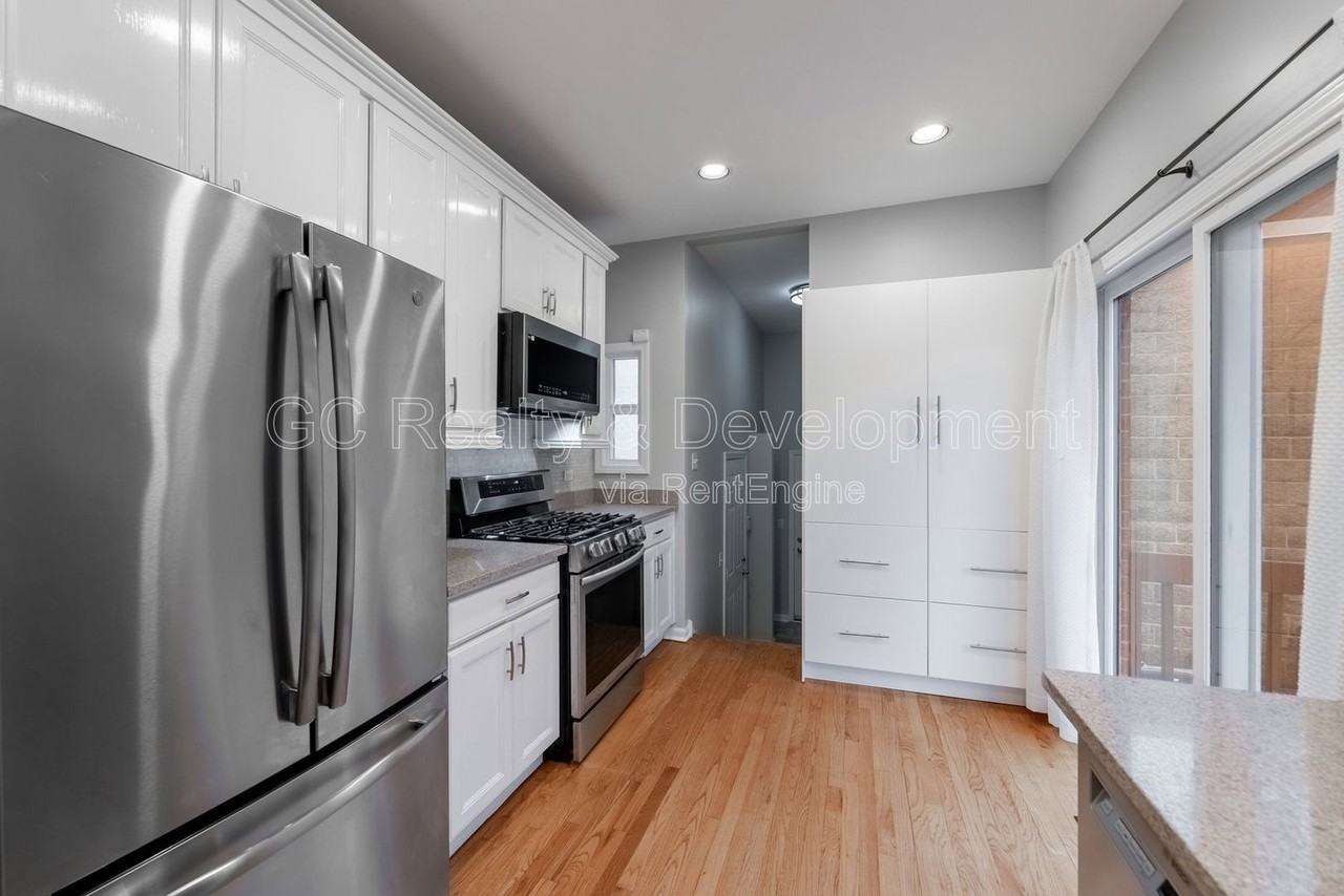 5424 S Ellis Ave #A - Photo 3 of 24