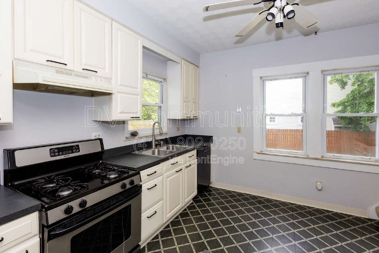 1584 Maple Rd - Photo 7 of 26
