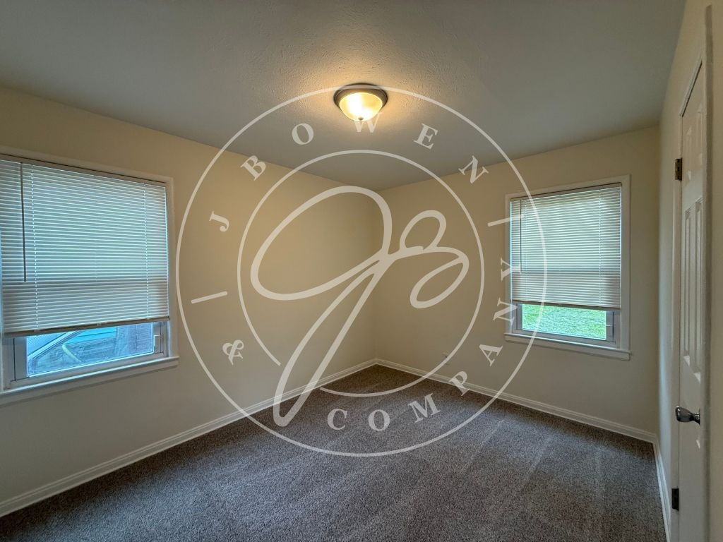 1014 Mackow Dr - Photo 4 of 10