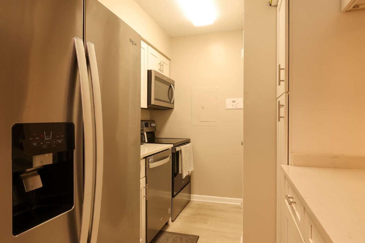 1808 Old Meadow Rd - Photo 6 of 26