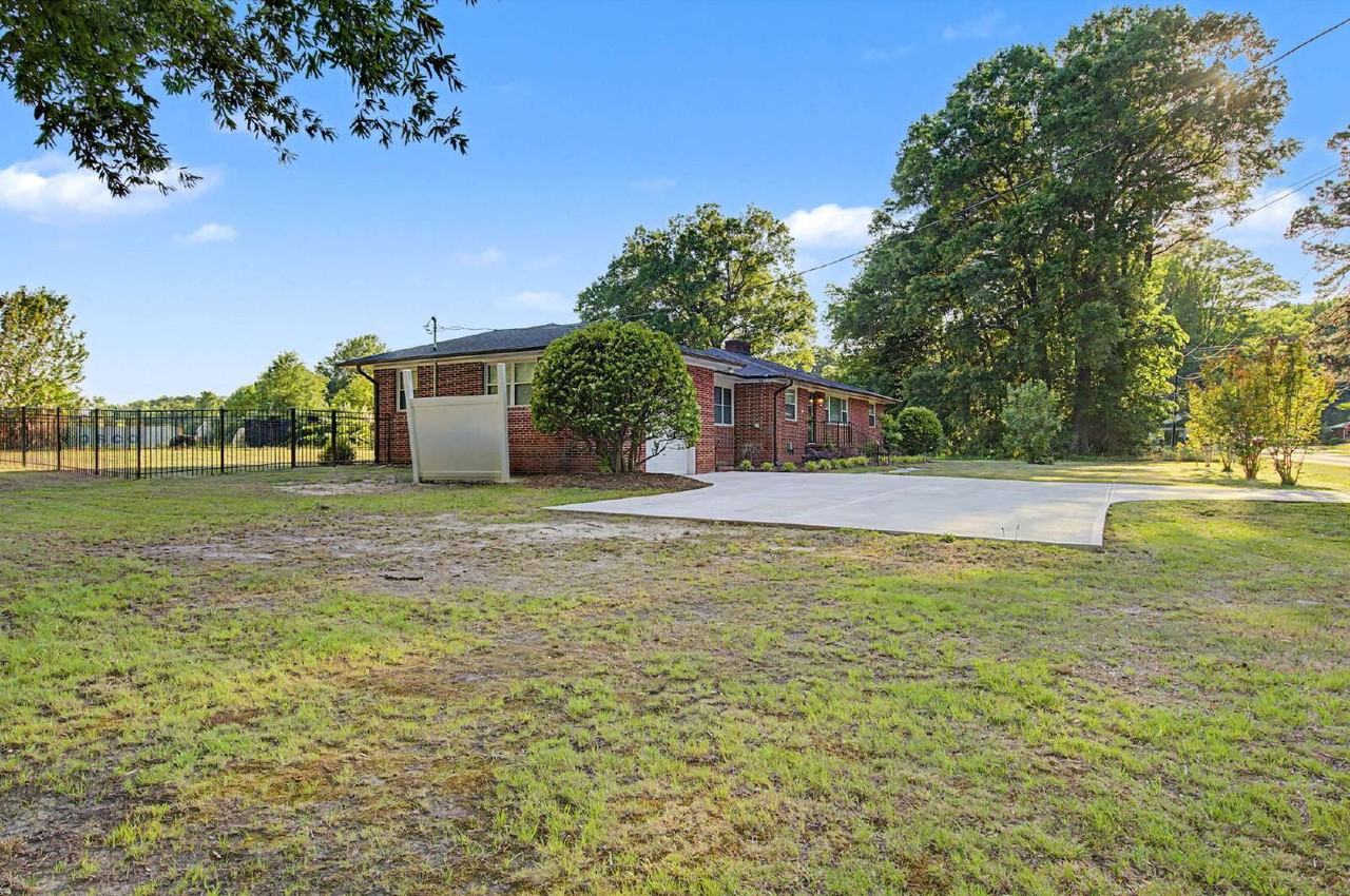 1909 Kirkwood Dr - Photo 3 of 33