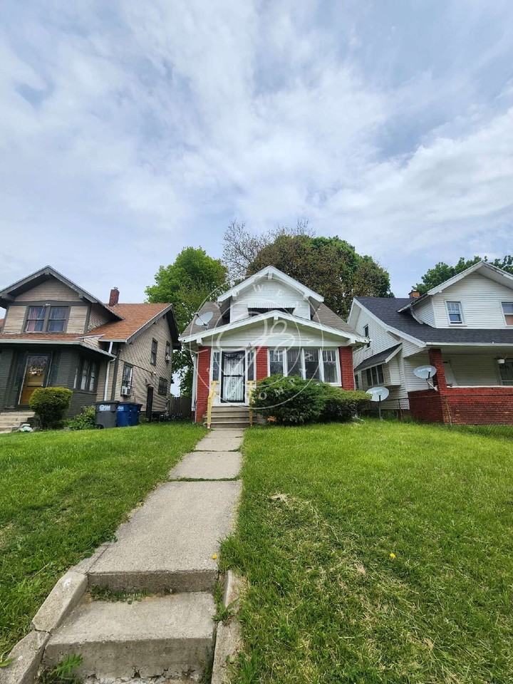 1354 Goodale Ave - Photo 2 of 16
