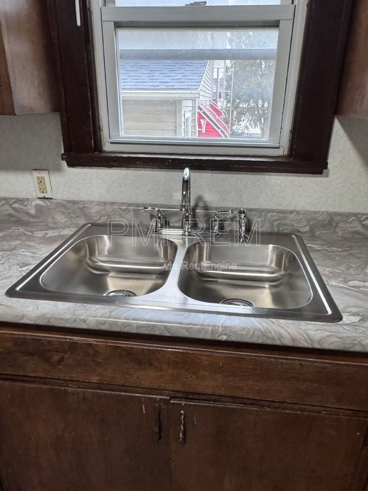 1023 Harrison Ave Sw - Photo 6 of 32
