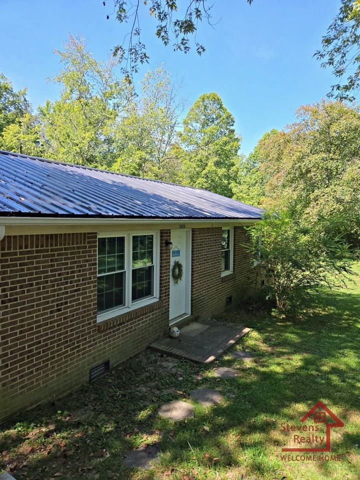 2050 Wildwood Rd - Photo 2 of 12