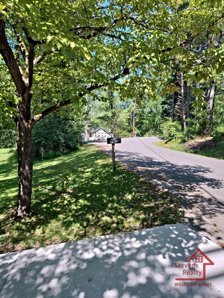 2050 Wildwood Rd - Photo 4 of 12