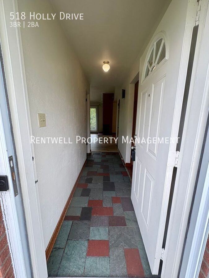 518 Holly Dr - Photo 3 of 43