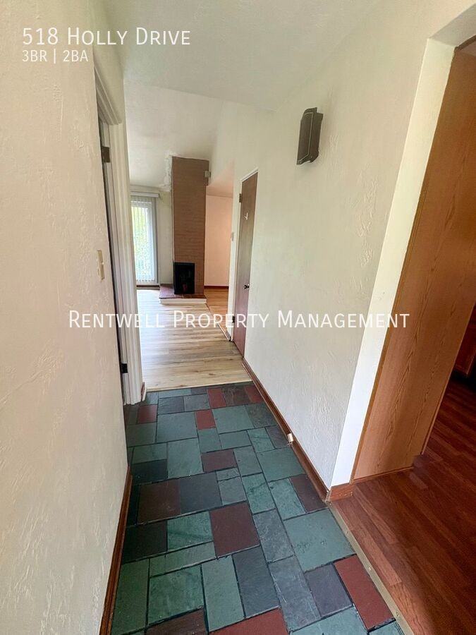 518 Holly Dr - Photo 4 of 43