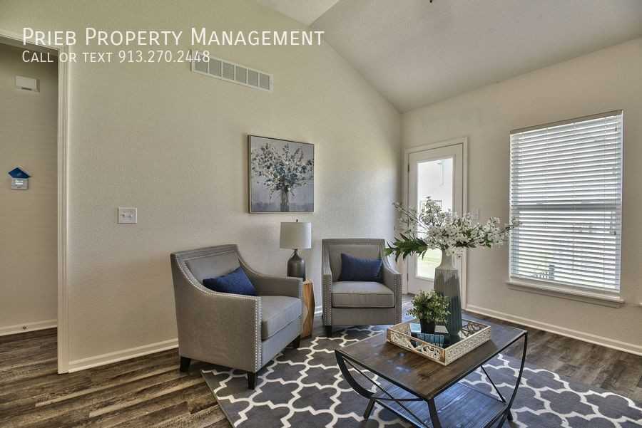 584 S Poplar St - Photo 5 of 45