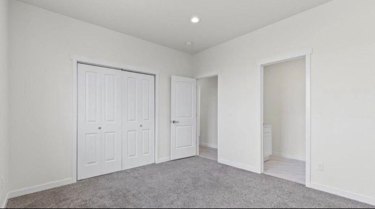 West Valley Stunning Duplex - Photo 4 of 7