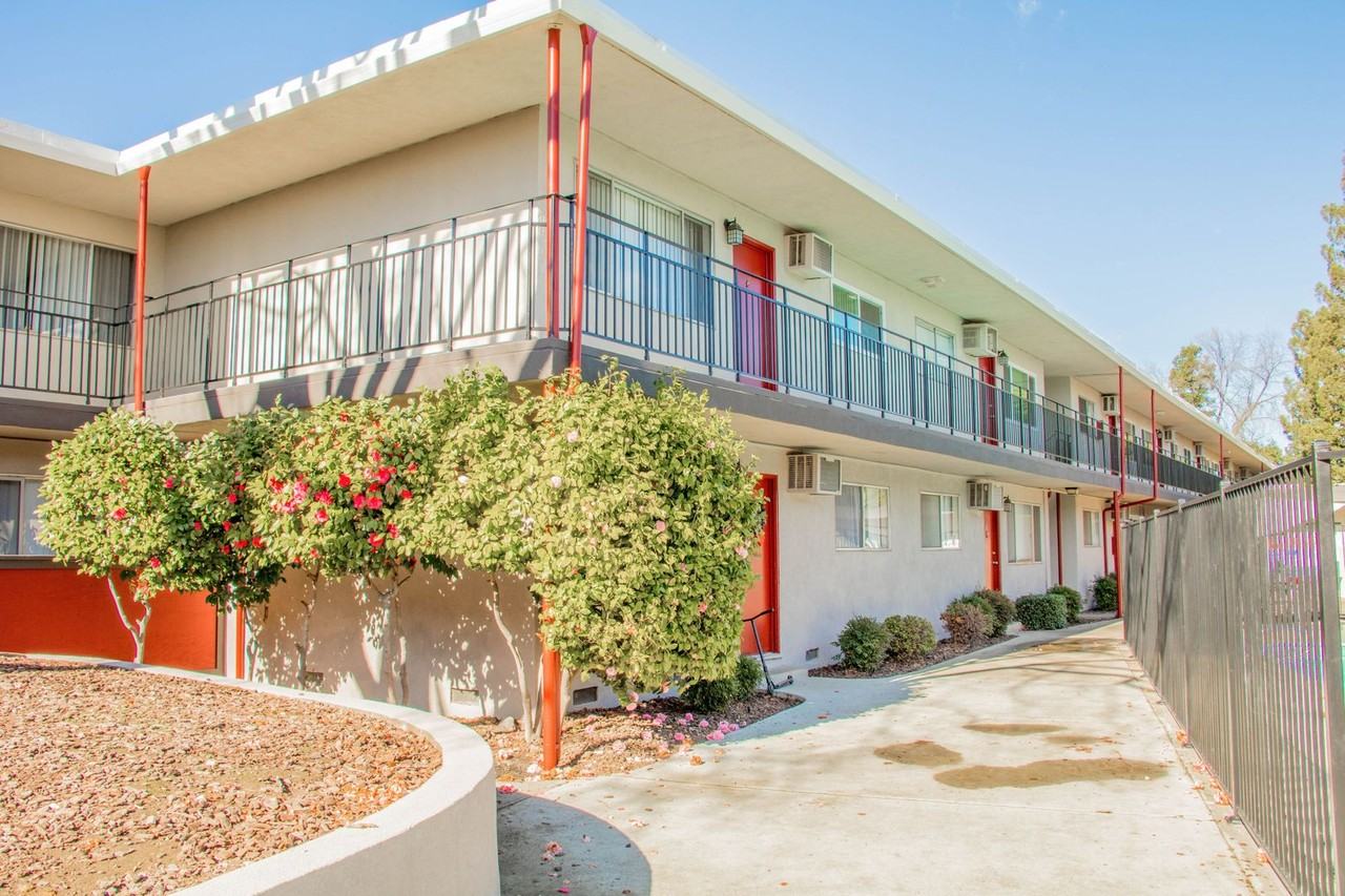 Hillcrest Apartments - Photo 4 of 20