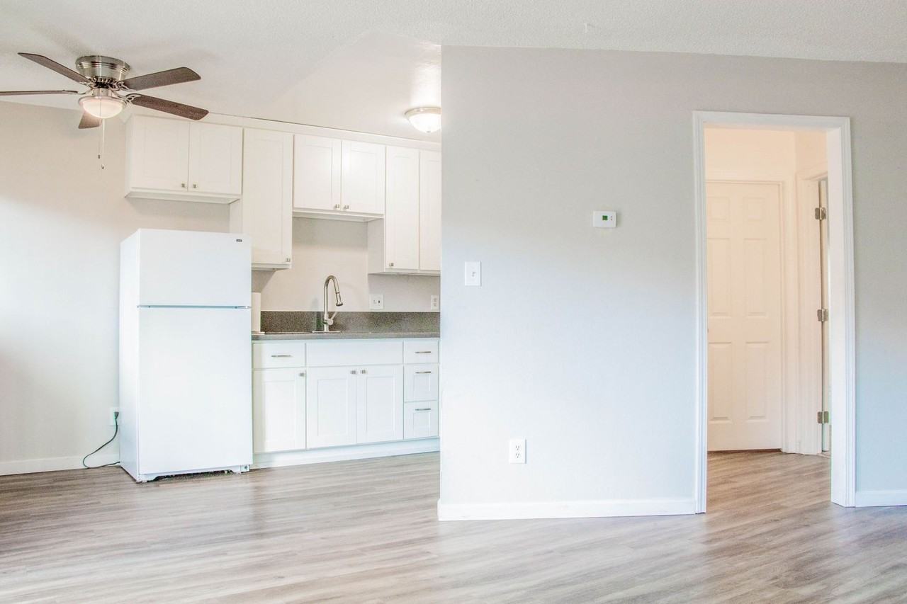Hillcrest Apartments - Photo 6 of 20