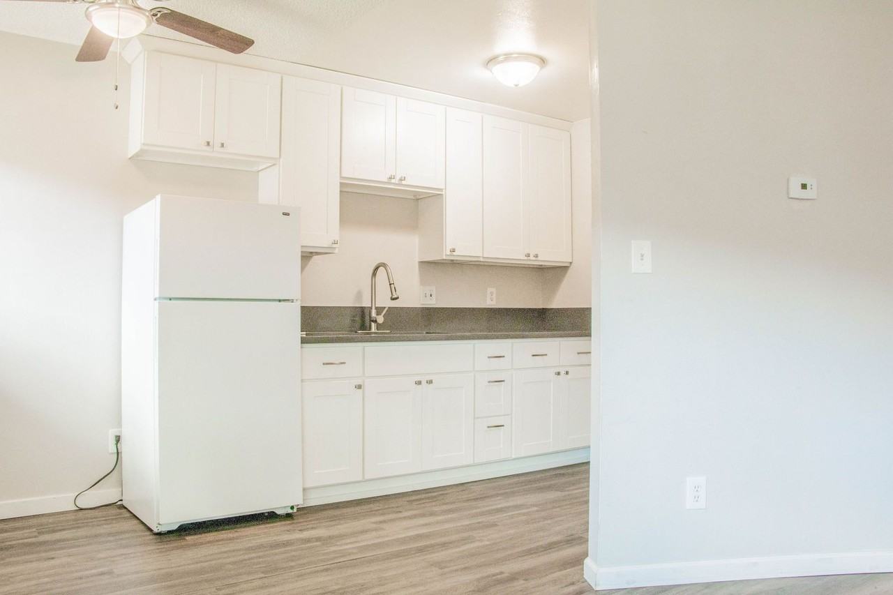 Hillcrest Apartments - Photo 7 of 20