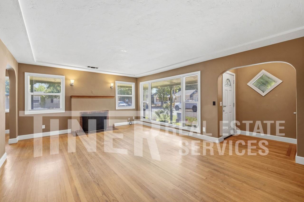 3231 Del Mar Way - Photo 2 of 27