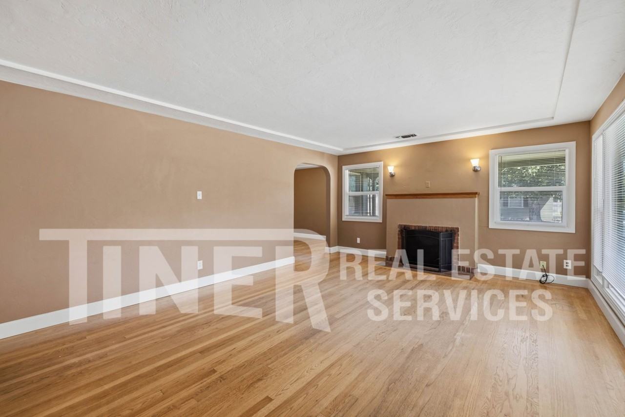 3231 Del Mar Way - Photo 3 of 27