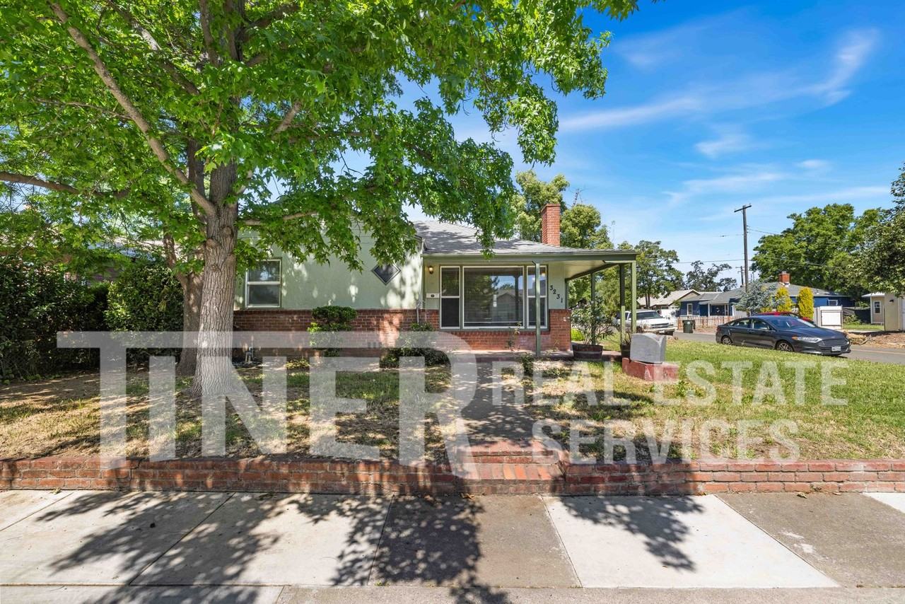 3231 Del Mar Way - Photo 4 of 27