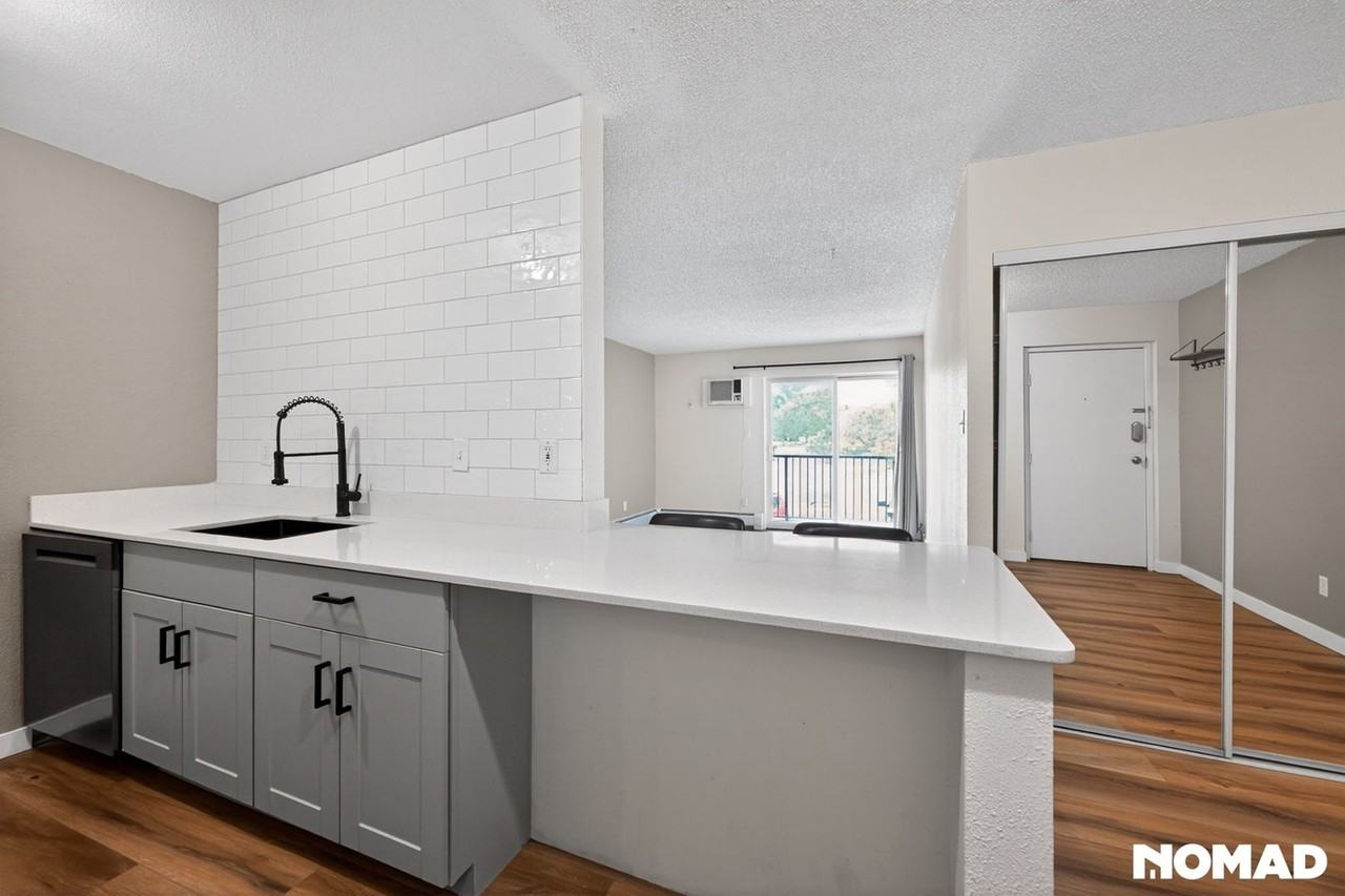 1250 Golden Cir - Photo 4 of 42