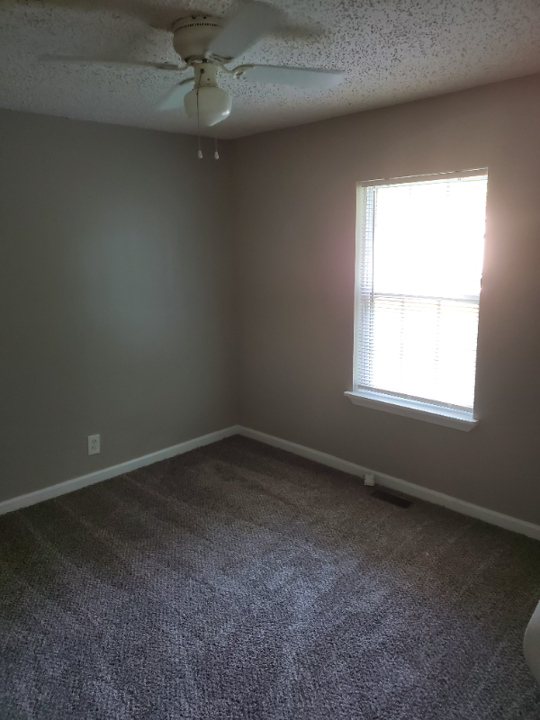301 Circle Dr - Photo 3 of 9