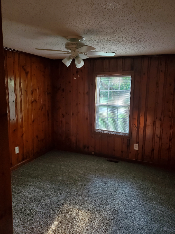 301 Circle Dr - Photo 4 of 9