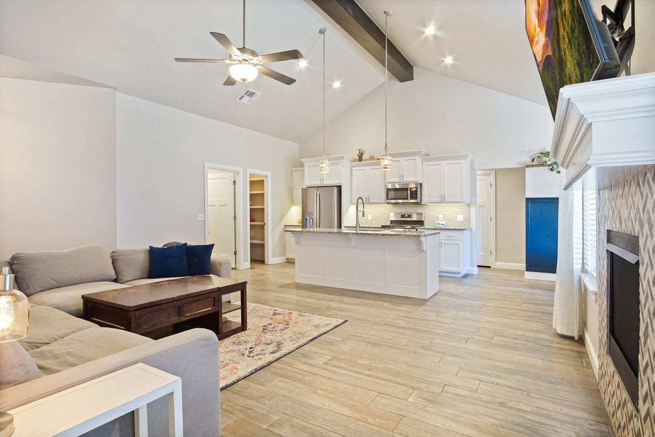 10004 Glover River Dr - Photo 4 of 33