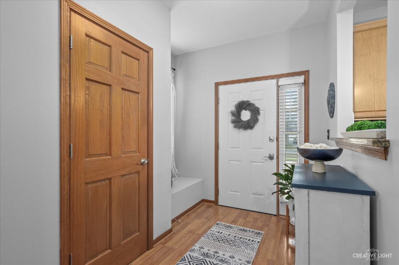 2437 Oneida Ln - Photo 3 of 17