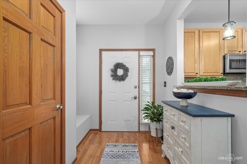 2437 Oneida Ln - Photo 4 of 17