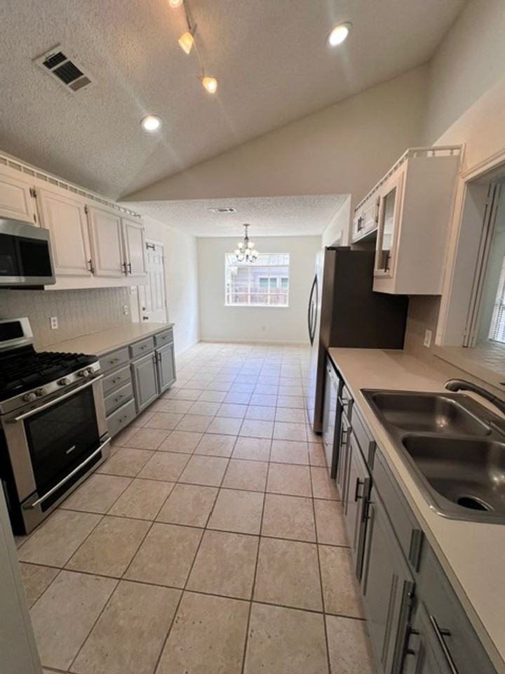 5833 Secrest Dr - Photo 5 of 33