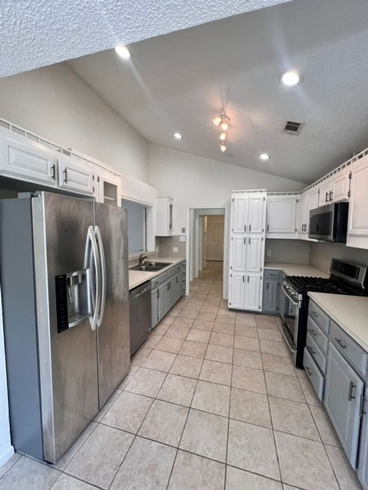 5833 Secrest Dr - Photo 7 of 33