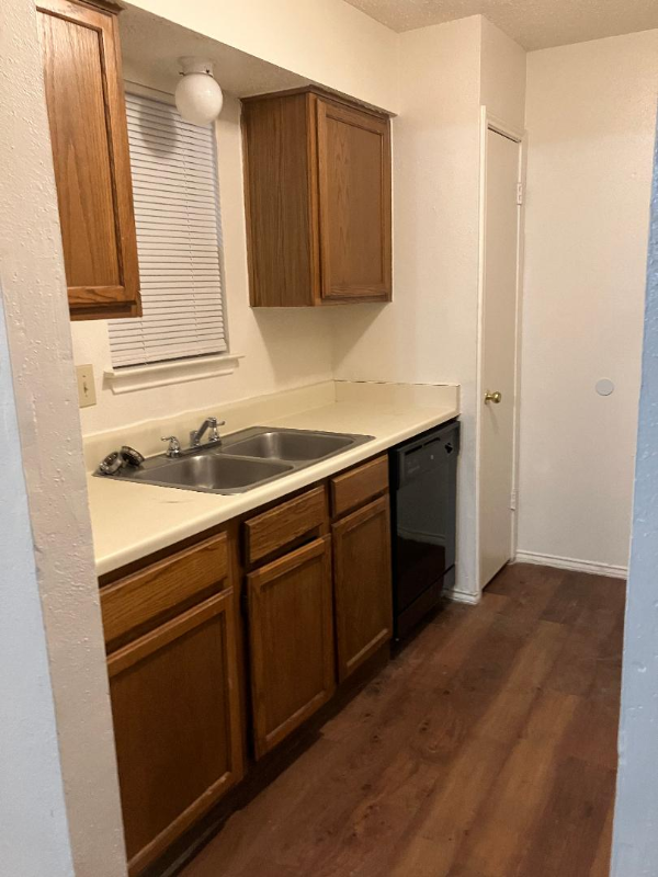 812 Station St - Photo 4 of 12