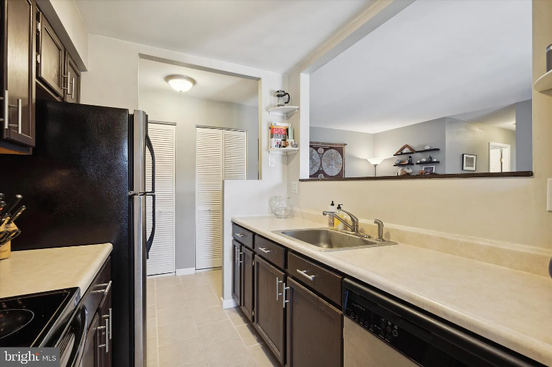 2319 Pond View Dr - Photo 3 of 13