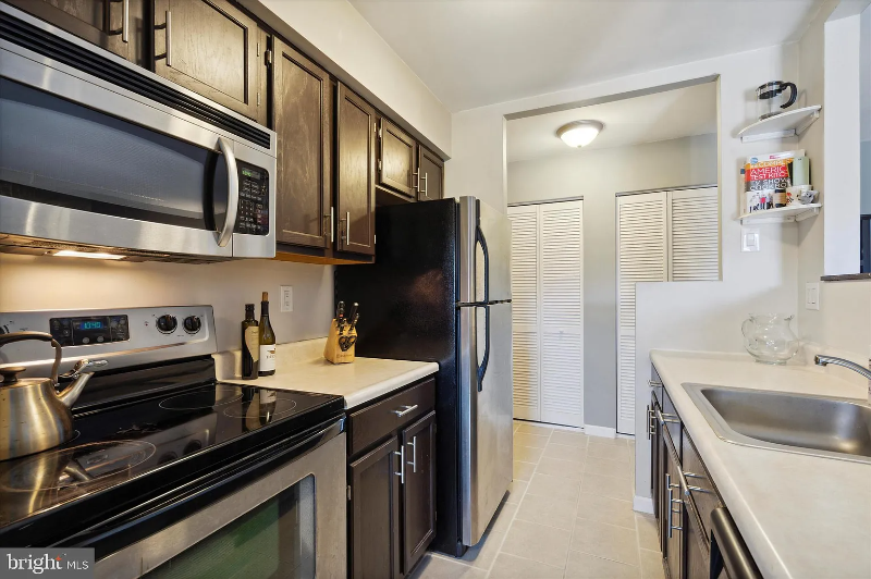 2319 Pond View Dr - Photo 4 of 13