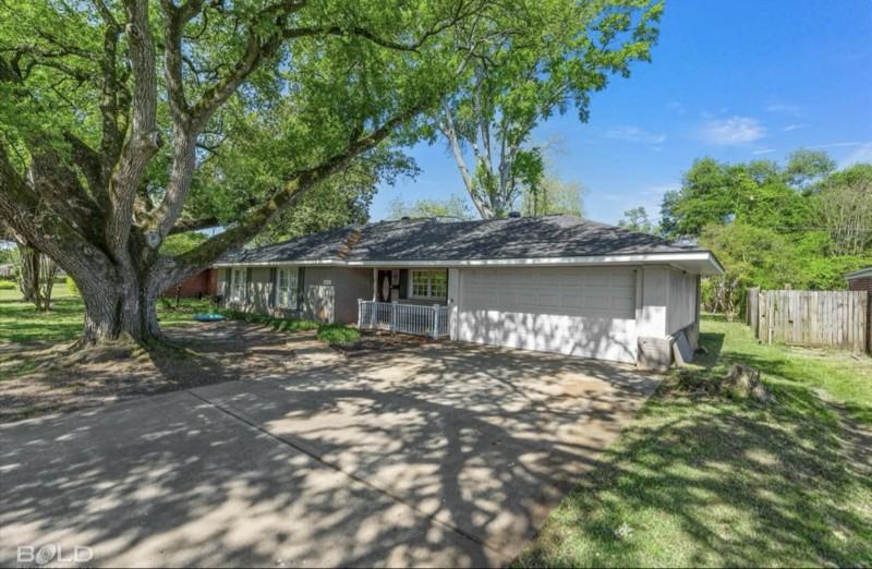 3634 Madison Park Blvd - Photo 2 of 8