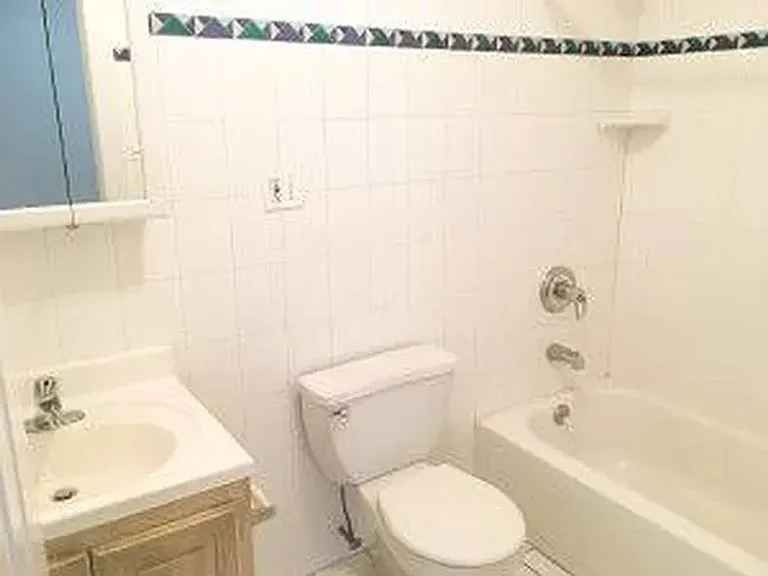 141-35 Pershing Cres - Photo 2 of 10