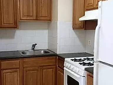 141-35 Pershing Cres - Photo 3 of 10