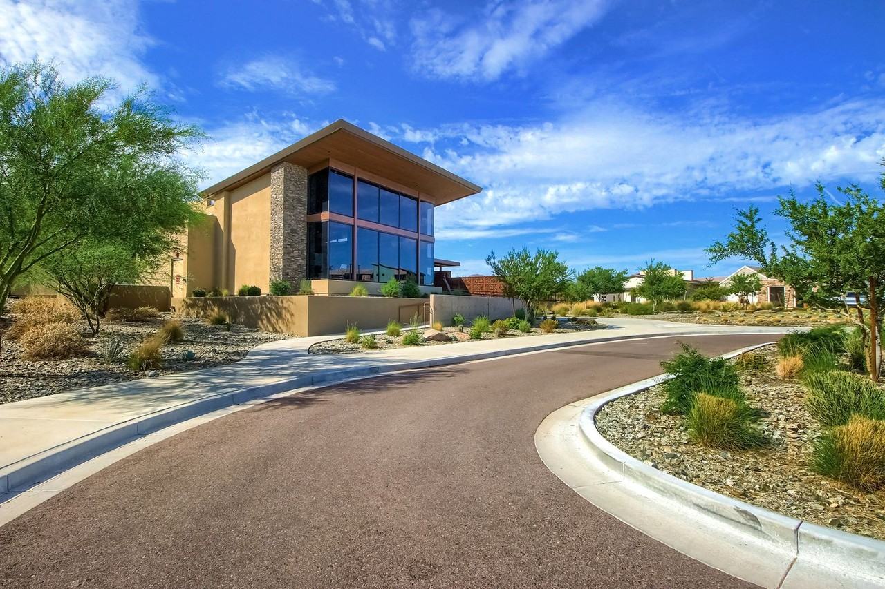 1005 E Paseo Way - Photo 6 of 50