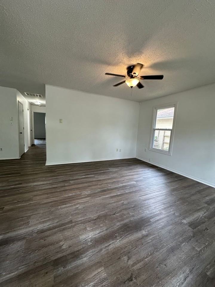 3031 W Pacific St - Photo 2 of 10