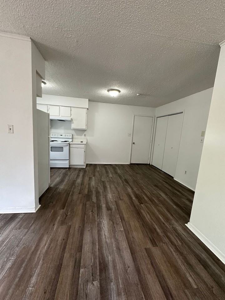 3031 W Pacific St - Photo 3 of 10