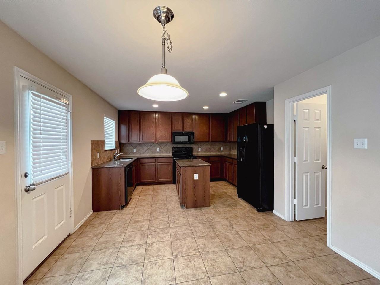 9107 Devonshire Ct - Photo 4 of 16