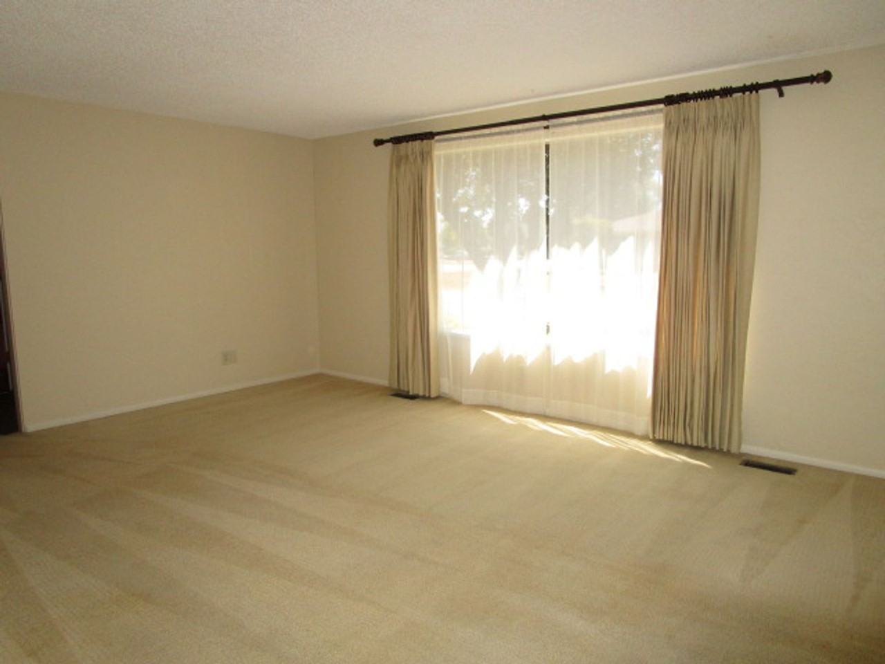 2310 W Parkway Dr - Photo 4 of 13