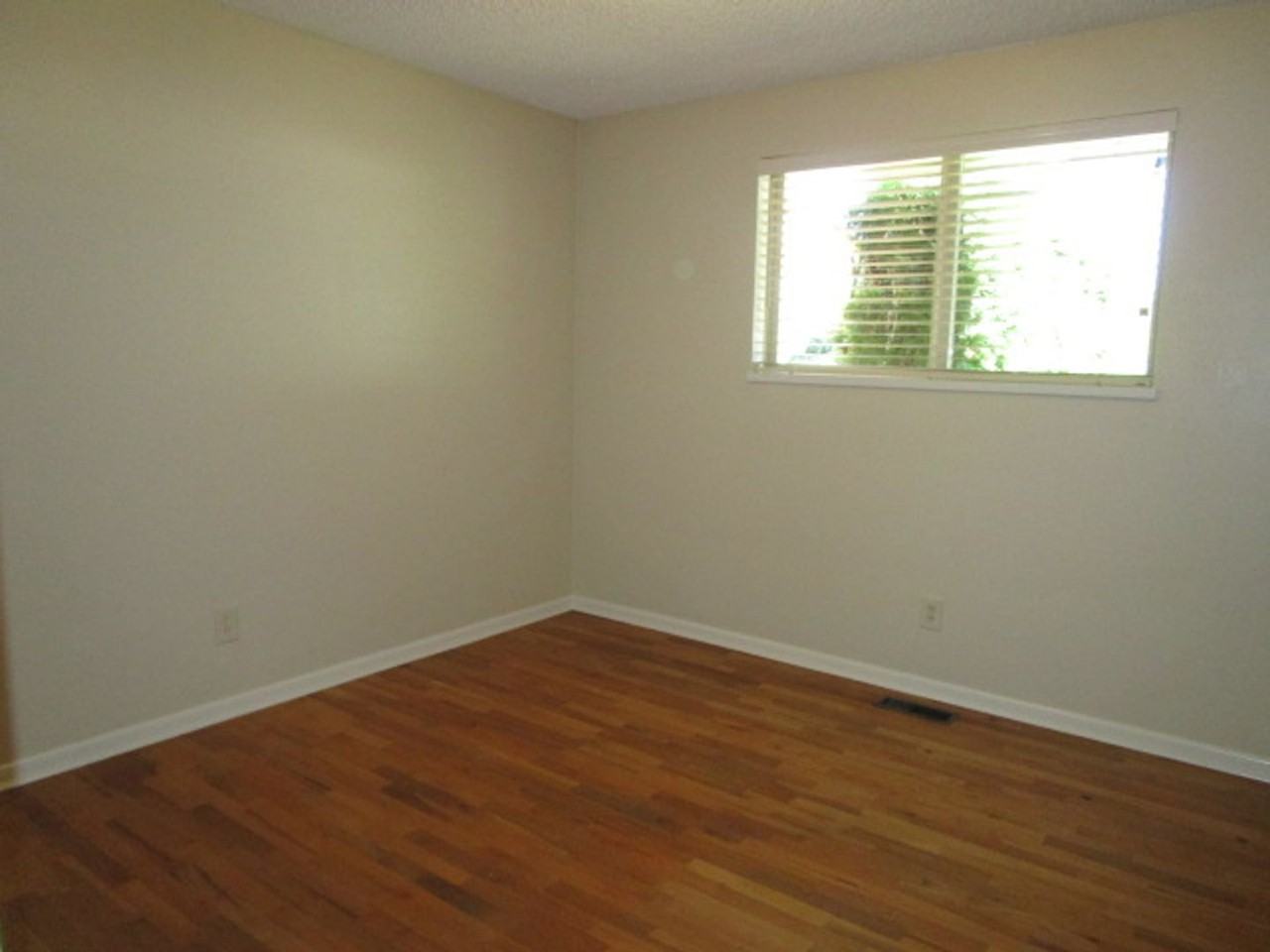 2310 W Parkway Dr - Photo 7 of 13