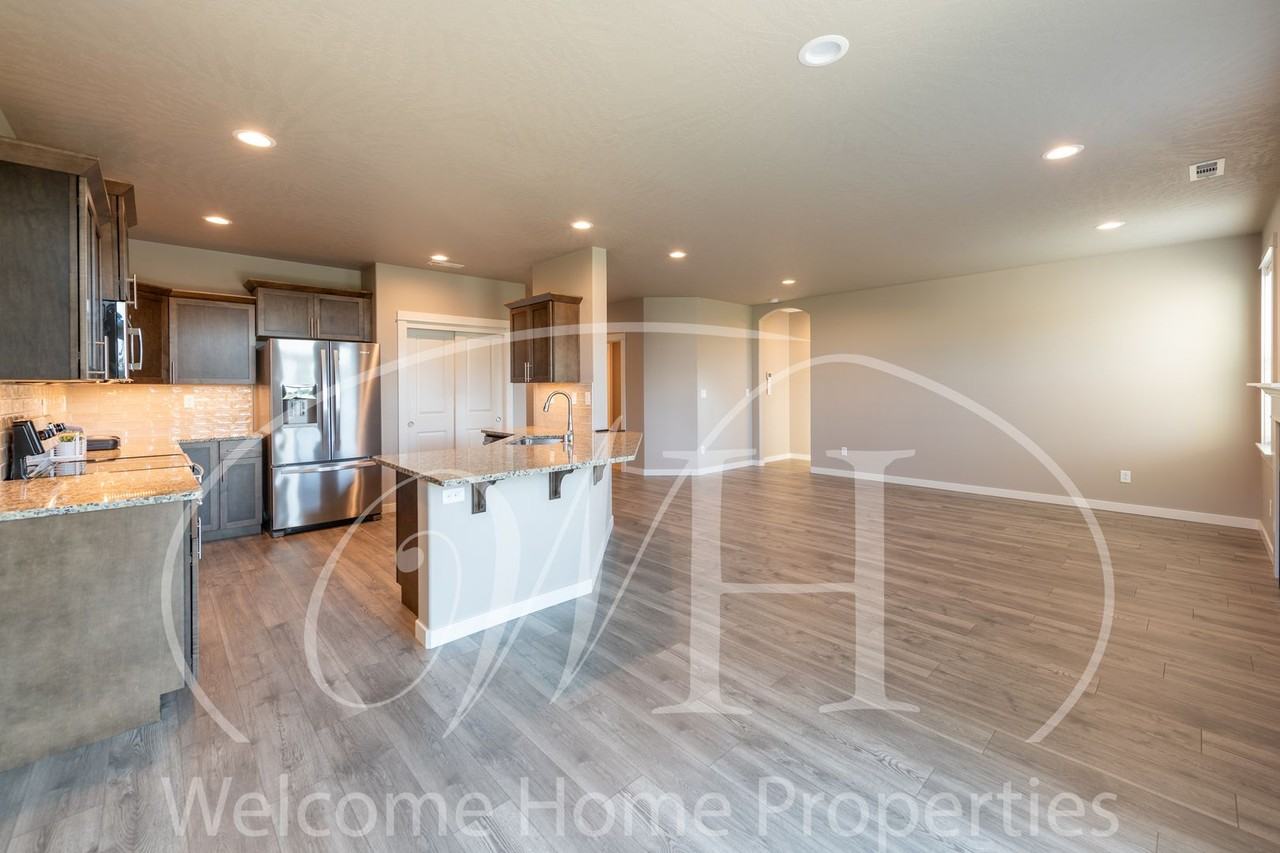 1177 Ava St - Photo 3 of 25