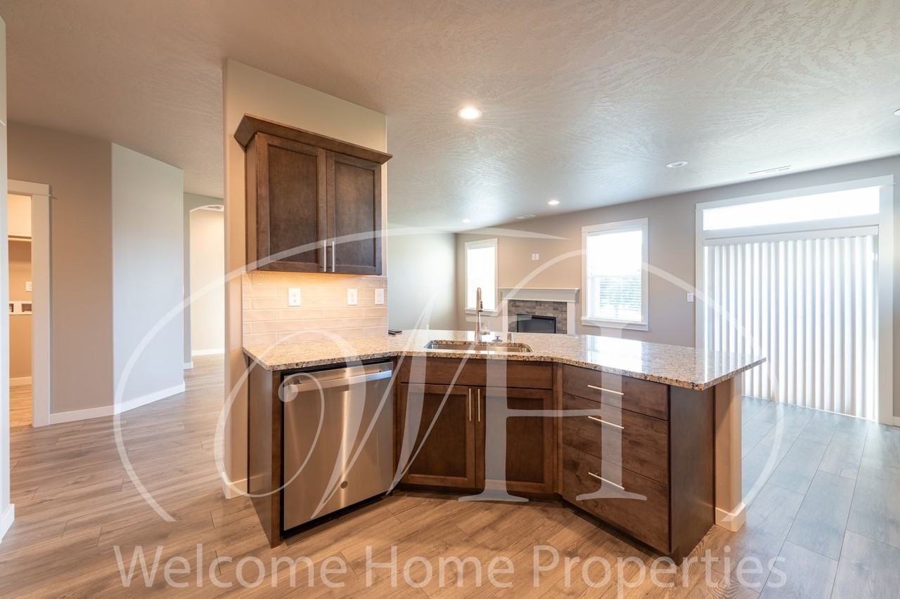 1177 Ava St - Photo 4 of 25