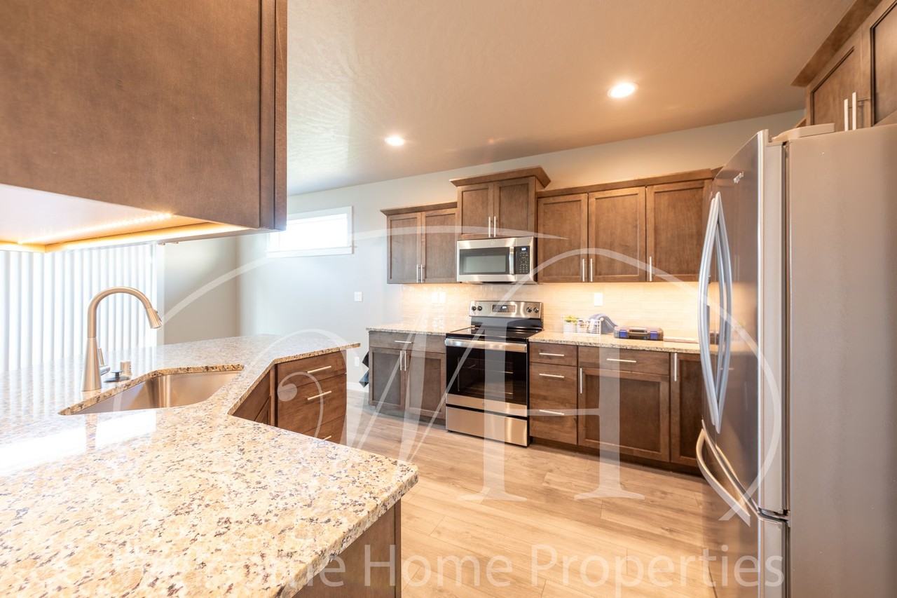 1177 Ava St - Photo 5 of 25