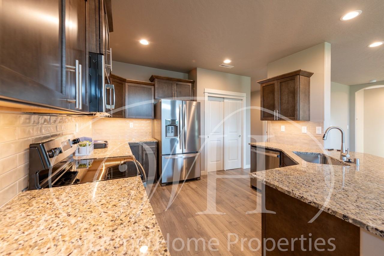 1177 Ava St - Photo 6 of 25