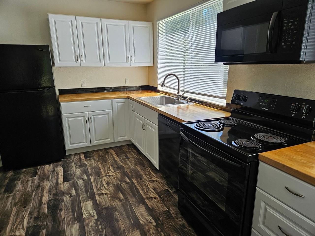 4128 Greenwood Heights Dr - Photo 3 of 19