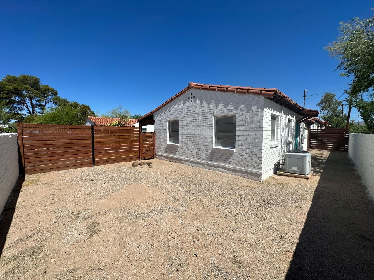 1 Bedrooms Near U of A! Cottage Style Homes with Washer/Dryers and Renovated! - Photo 3 of 13