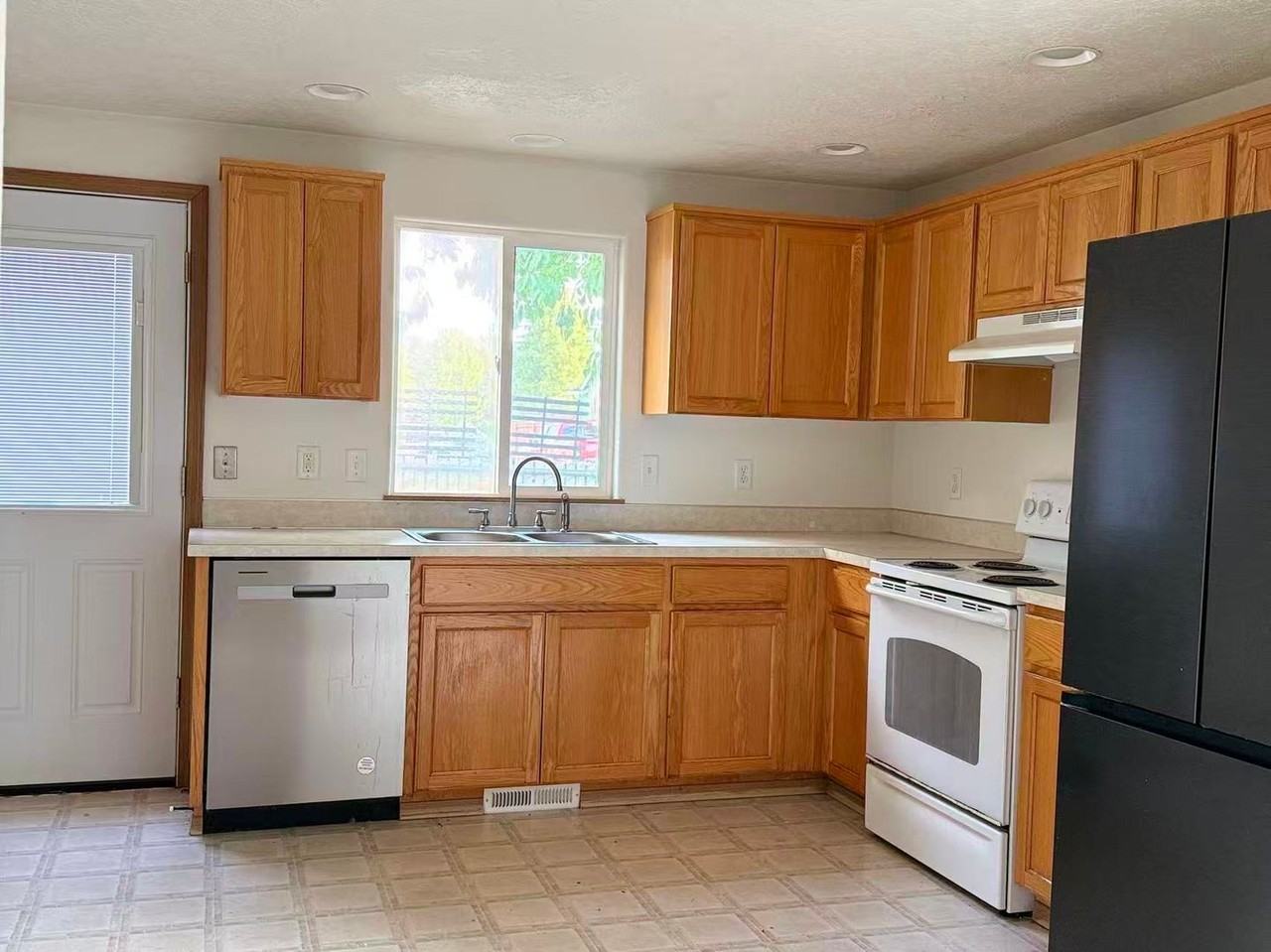 838 Nw Riverbow Ave - Photo 4 of 21
