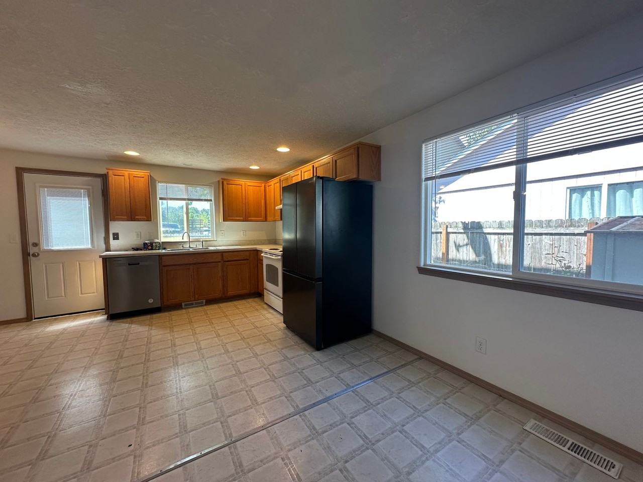 838 Nw Riverbow Ave - Photo 7 of 21