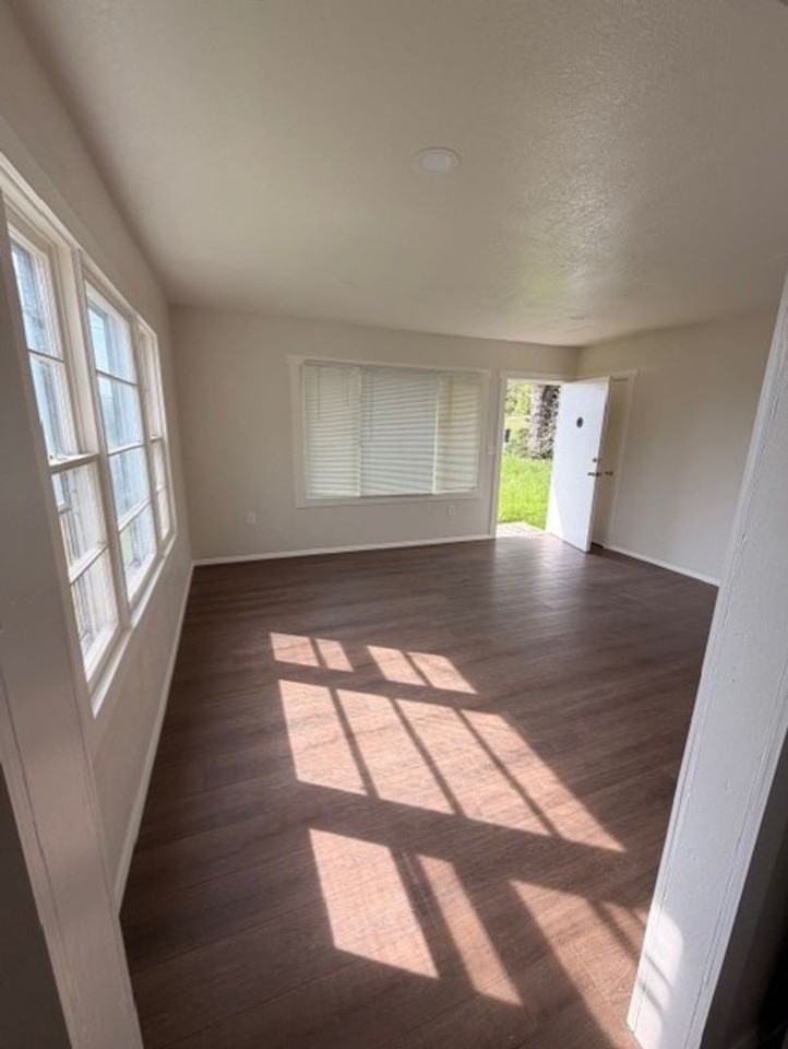 925 Ash St - Photo 3 of 15
