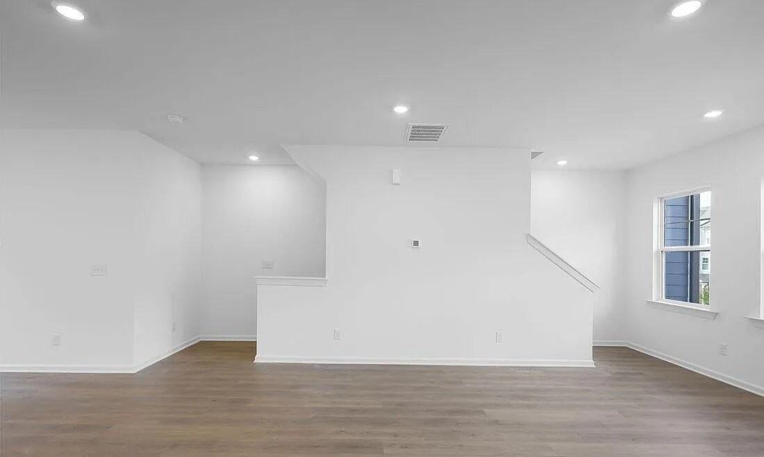430 Rowe Way - Photo 5 of 15